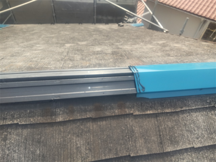 棟板金の繋ぎ目にコーキング処理