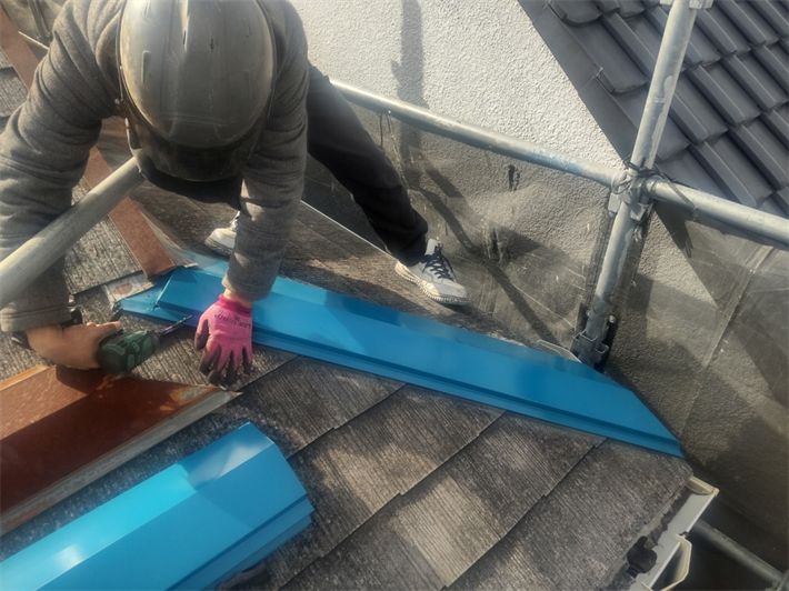 棟板金交換工事にて新しい棟板金を取り付けます