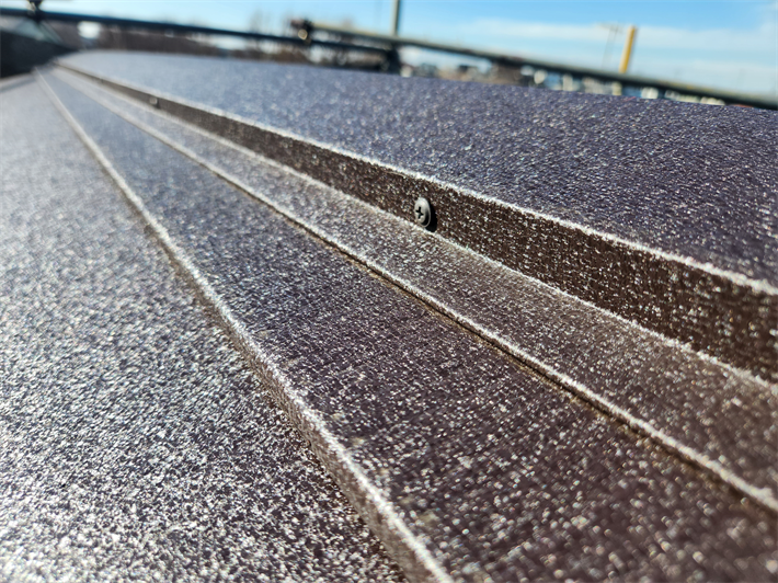 屋根カバー工事にて棟板金取り付け