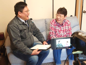 インタビュー中のお客様とスタッフ