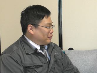 インタビュー中のスタッフ