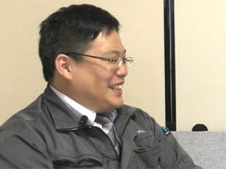 インタビュー中のスタッフ