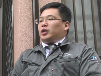 インタビュー中のスタッフ