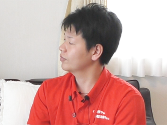 インタビュー中のスタッフ