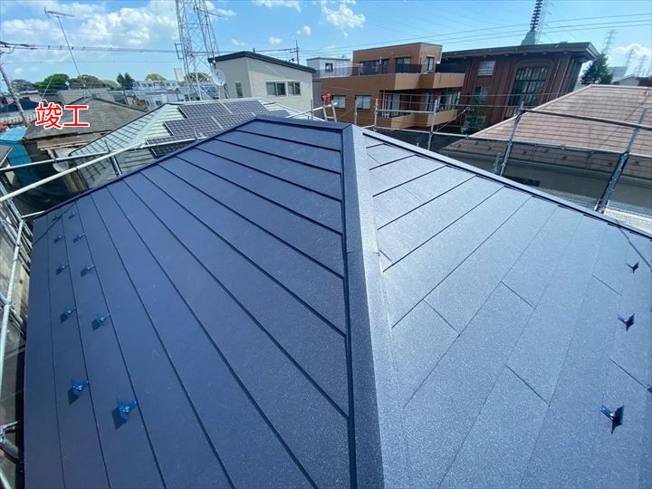 最後に、板金の重なり部分にはコーキングを施します。防水性を確保するため、施工の精度が求められます。