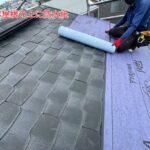 ① 既存屋根の上に防水紙を敷く