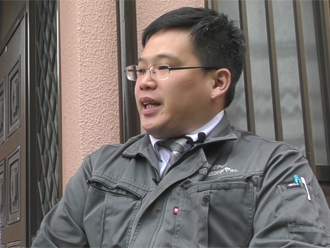 インタビュー中のスタッフ