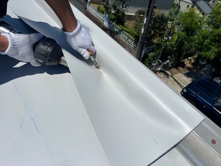 外壁と接する立ち上がり部も、専用のシートで巻き込むように仕上げます。専用の熱風機を使って、しっかり溶着。