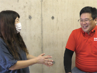 インタビュー中のH様とスタッフ