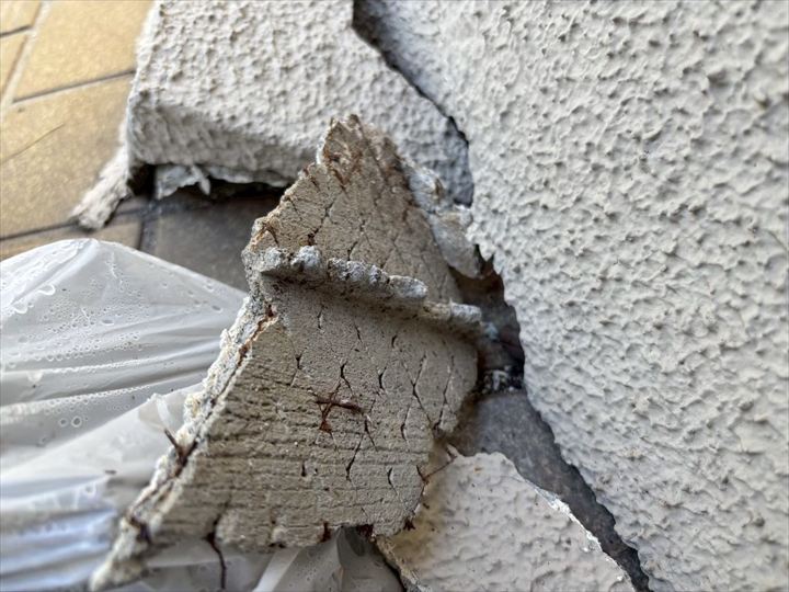 庇の内部を確認すると、下地木材が雨水の侵入で腐食し、鉄部の錆も進行していました。 この状態を放置すると、庇だけでなく外壁全体の耐久性にも影響を及ぼします。 補修時には、剥がれた部分だけを直すのではなく、腐食部を撤去・補強し、モルタルや塗装を再施工する必要があります。