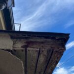 モルタル仕上げは重量があるため、落下時には人身事故につながる危険性も高いです。 今回は幸いにもケガはありませんでしたが、住宅の玄関先など、人通りの多い場所で発生すると非常に危険です。