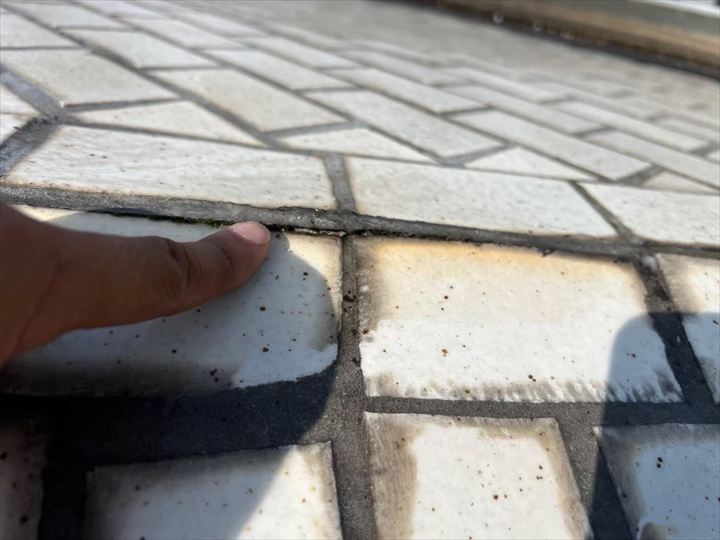 タイル目地の劣化を確認
