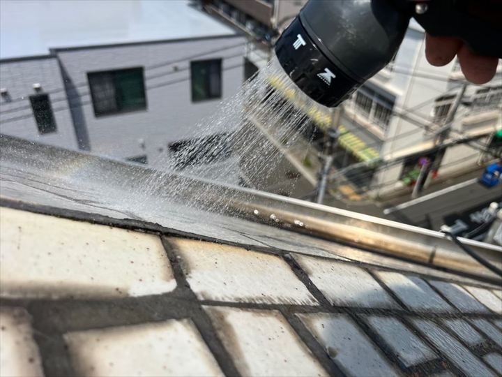 散水試験による原因特定｜斜壁タイル散水