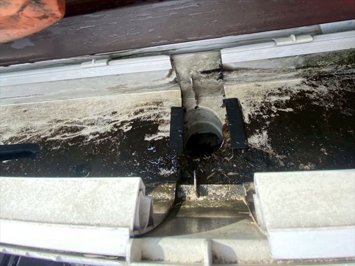 泥の除去：排水口まわりを重点的に洗浄