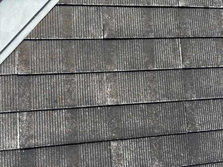 屋根材にはアスベストを含むスレート材「フルベストリード」が使用されていました。現在は製造されておらず、劣化が進むとひび割れや欠けが起こりやすい屋根材です。