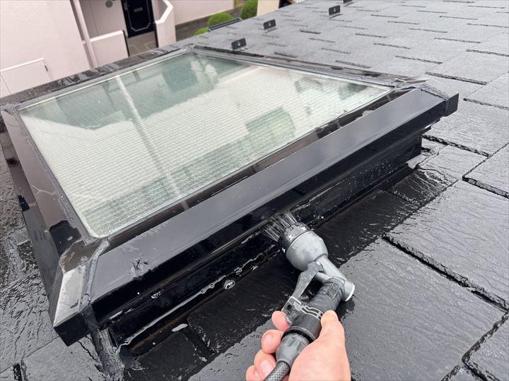 下端・側面に異常がなかったため、次に水上側（上端）へ散水。