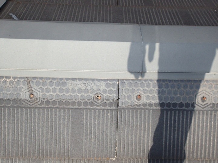 台風被害を受けた棟板金