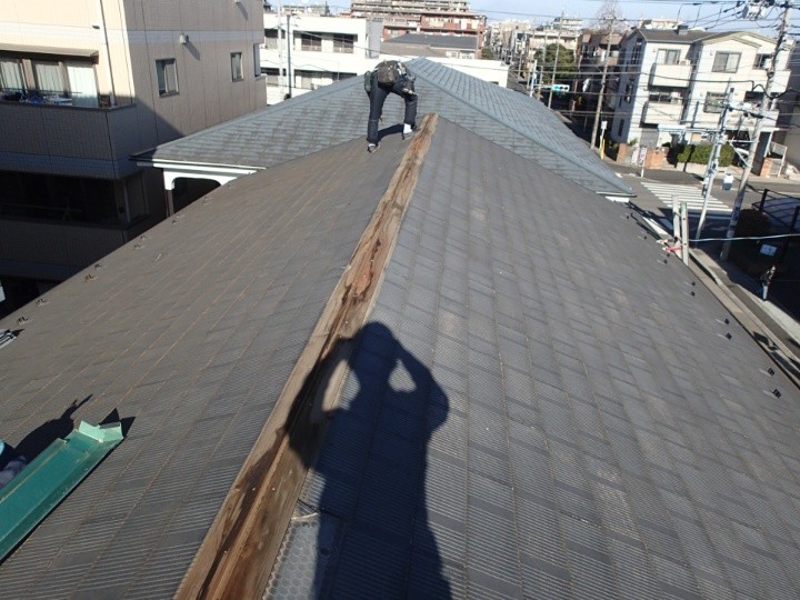 貫板の変色が進み傷みも見られる状況