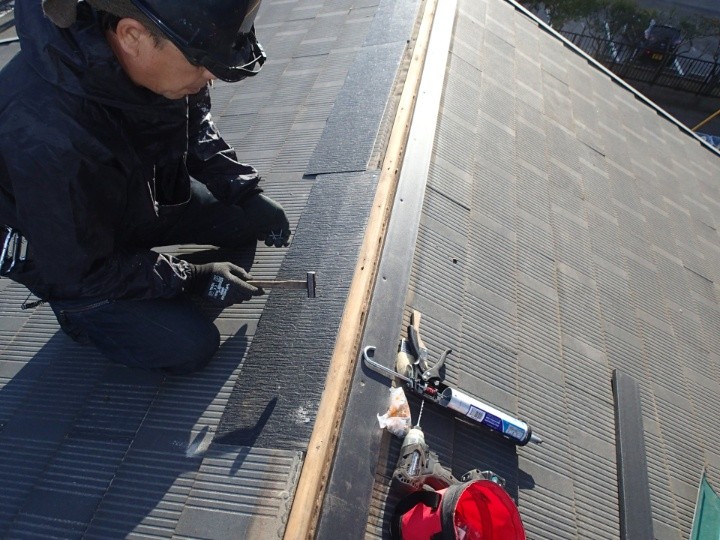 スレートの部分補修工事する作業風景