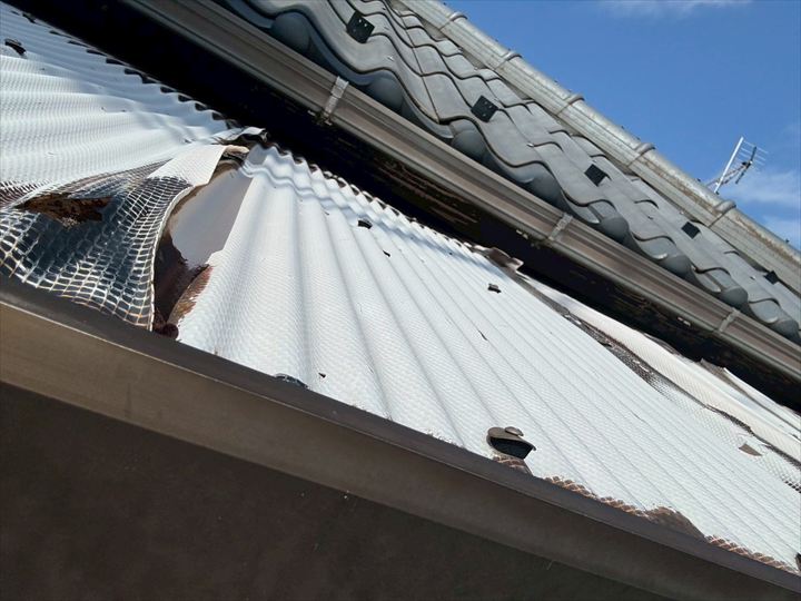 穴のほか、端部がめくれ変形している状態