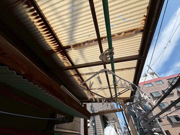 現地調査にて波板に穴が開いている様子