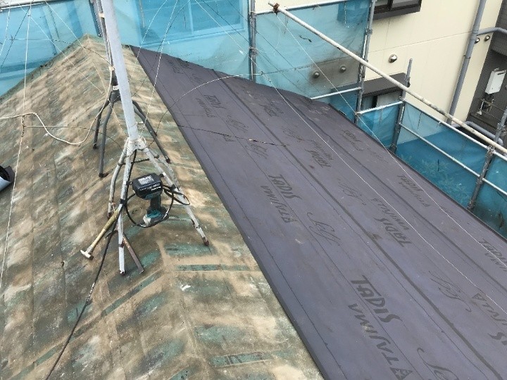 防水紙（ルーフィング）を敷設する作業工程