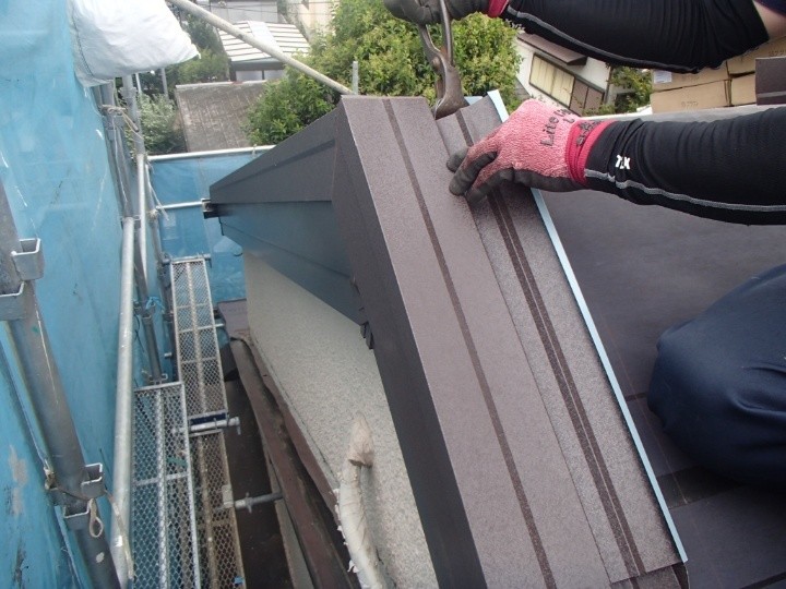 ケラバ水切りを設置する作業工程