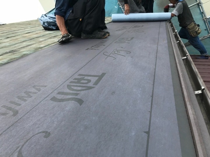 防水紙（ルーフィング）を敷設