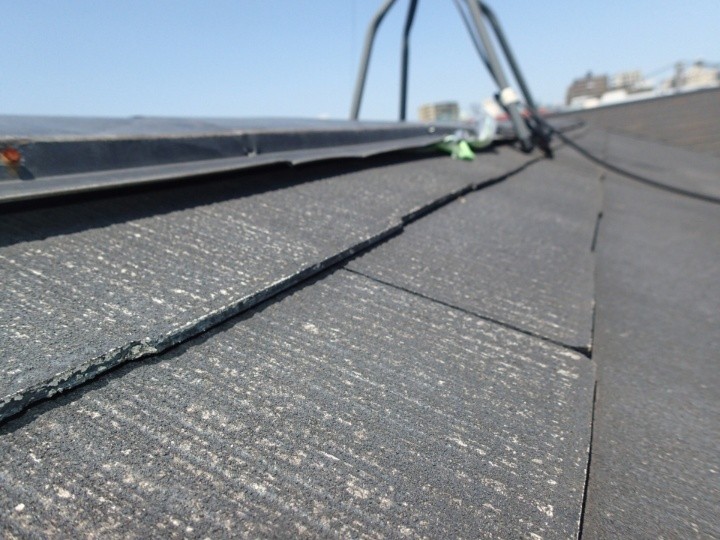 飛散していない棟板金の部分とスレートとの間に隙間が発生