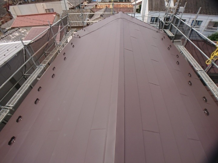 屋根材「スーパーガルテクトフッ素」を敷設後の状態