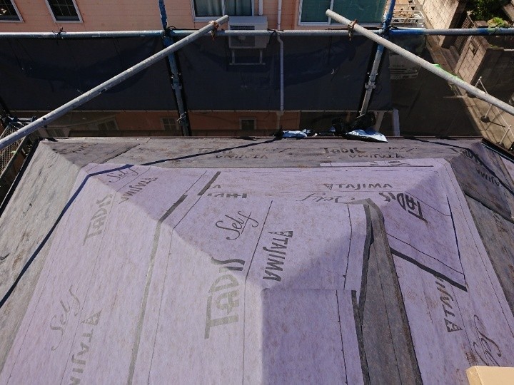 防水紙（ルーフィング）を敷設