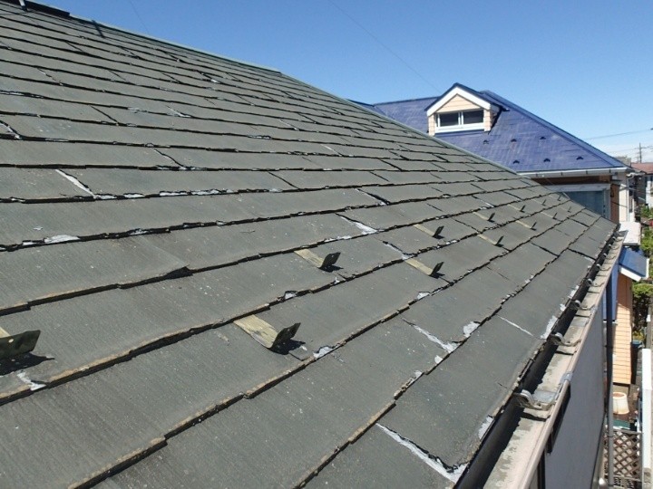 屋根の剥離が進んでいる状態