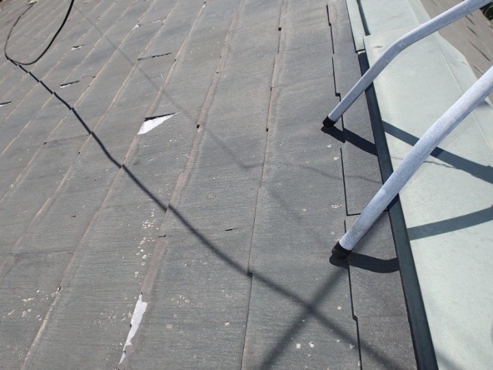 屋根の表面が一部剥がれている状態