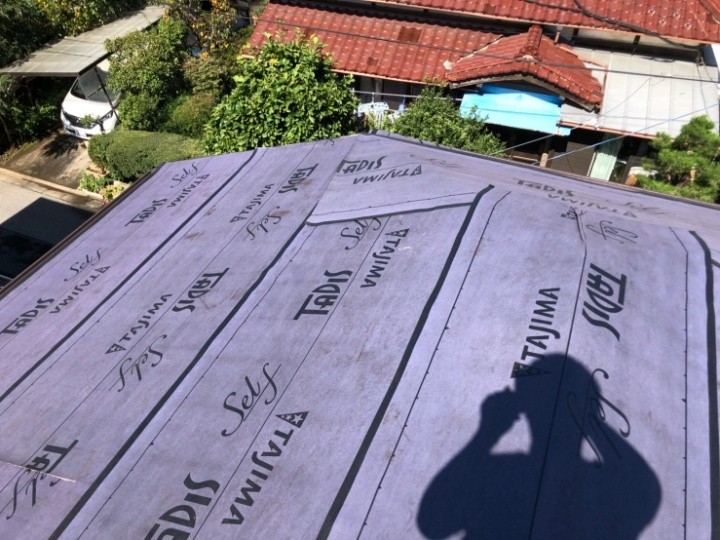 防水紙（ルーフィング）を敷設