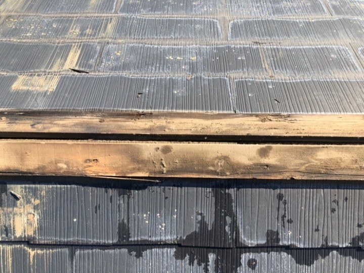 既存の「棟板金」を撤去した後