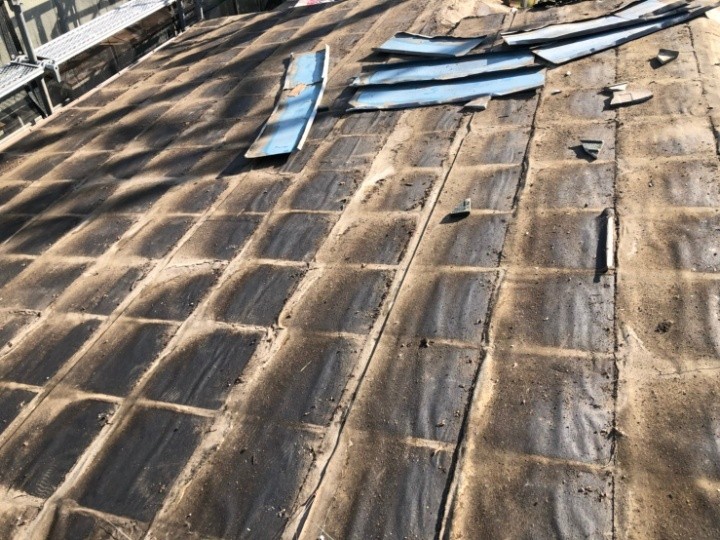 既存のセメント瓦を取り除く作業