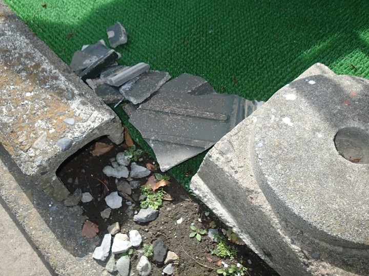 庭先に屋根の破片が散乱している状況