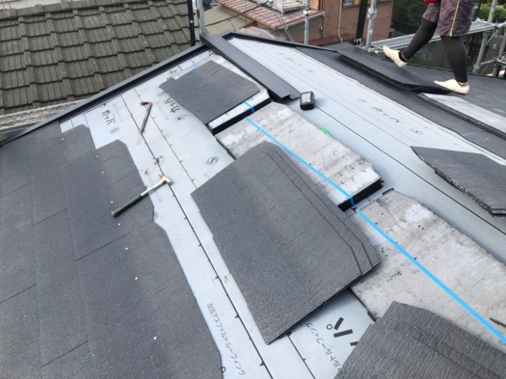 ケイミュー株式会社製の「コロニアルクァッド」を敷設