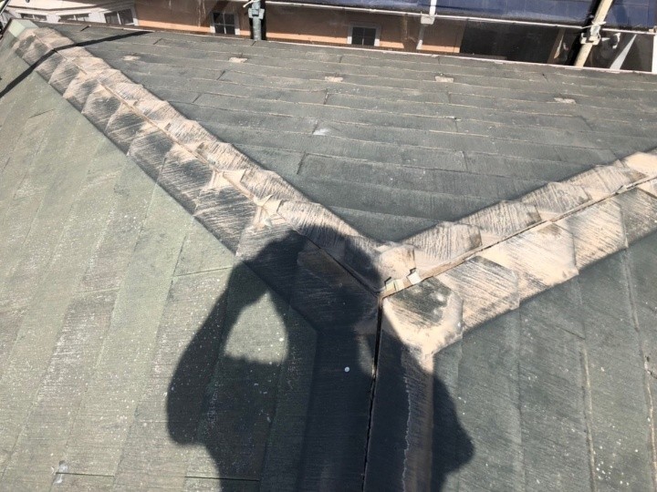 既存の「棟板金と貫板」を撤去した後の状態