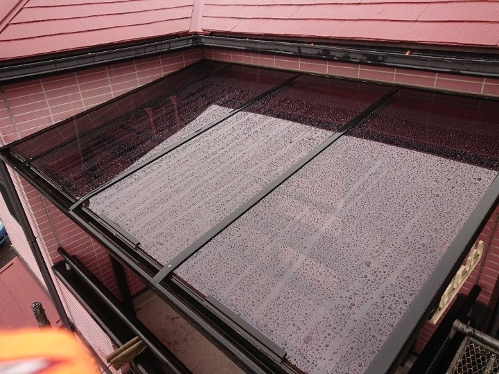 ポリカーボネートを用いたベランダ屋根の補修工事が完工した状態