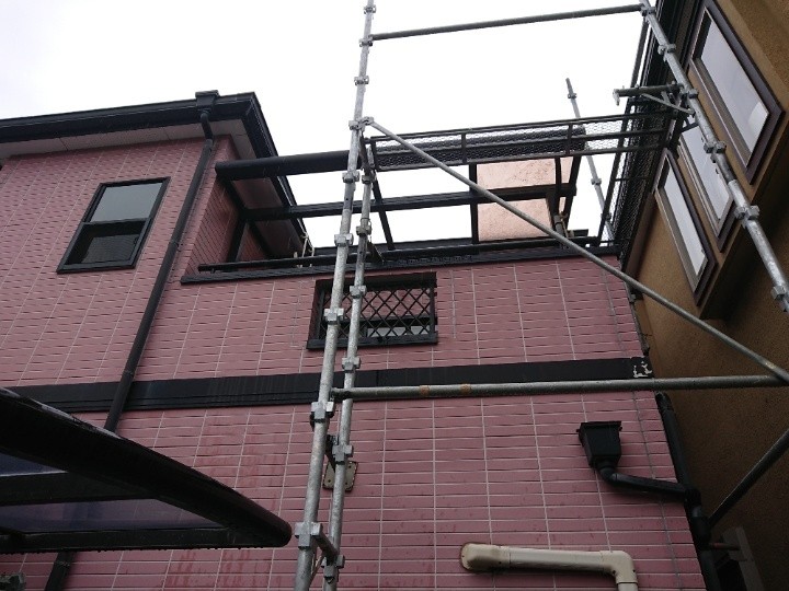 面掛け足場を架設