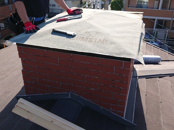 下地の合板を交換して上から防水紙を敷設