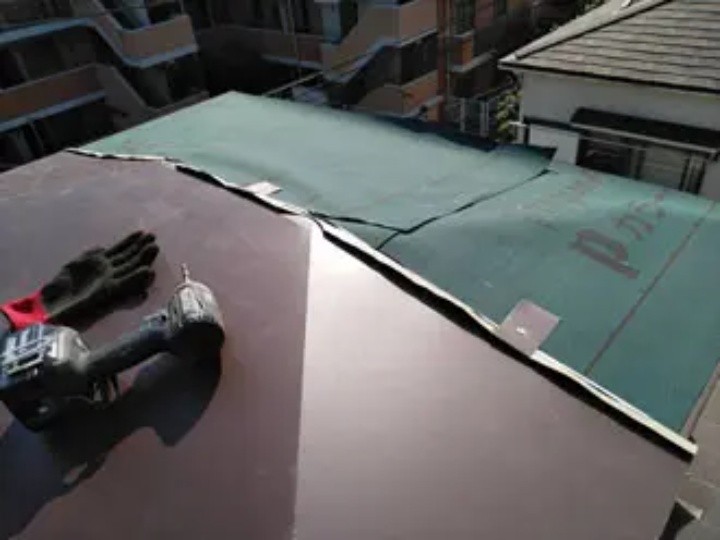 ガルバリウム鋼板を被せる作業工程