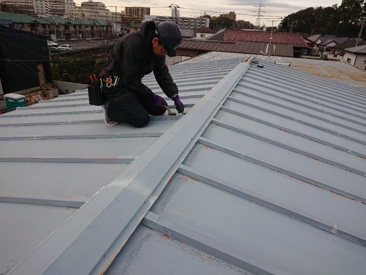 既存の棟板金を撤去