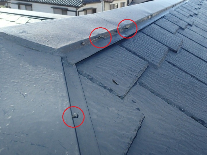 棟板金の固定用の釘が少し浮き始めている