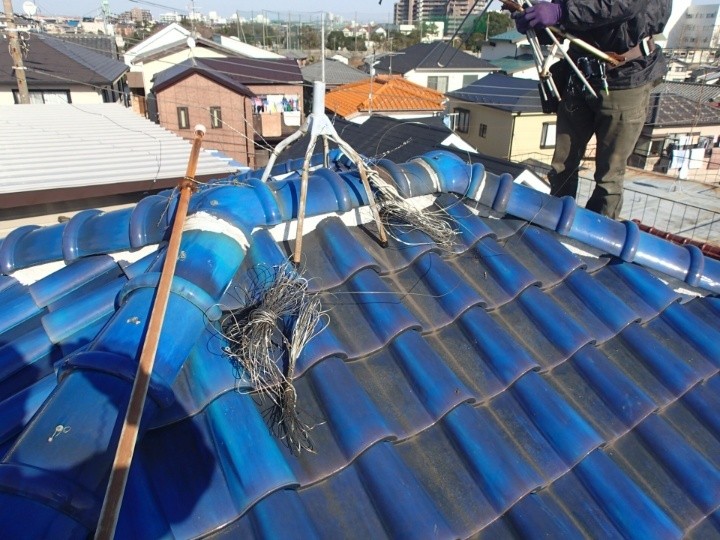 アンテナの撤去工事する作業風景