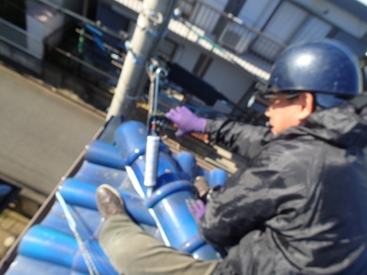 隅棟の補修工事の施工風景