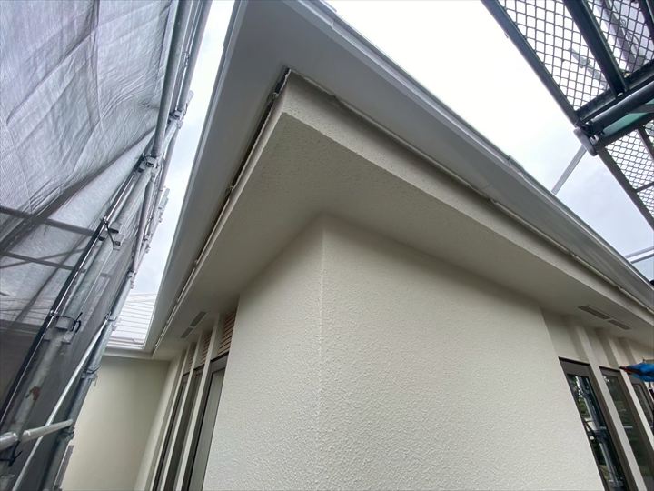 まず人気なのが、外壁と同系色にして全体をスッキリ見せるスタイルです。白やアイボリーの外壁に、ほんのりクリーム系の軒天を合わせると、優しく上品な印象に仕上がります。軒天は面積が意外と広いため、外壁と合わせることで落ち着いた統一感が生まれます。