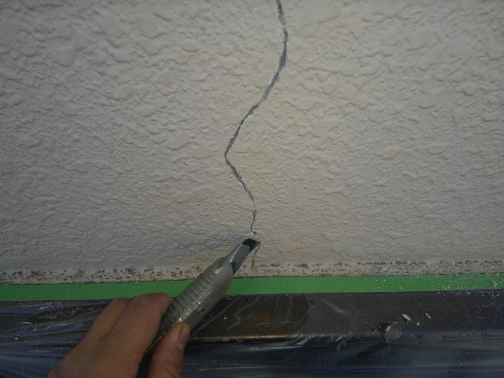 カッターを亀裂に使用して溝を作成