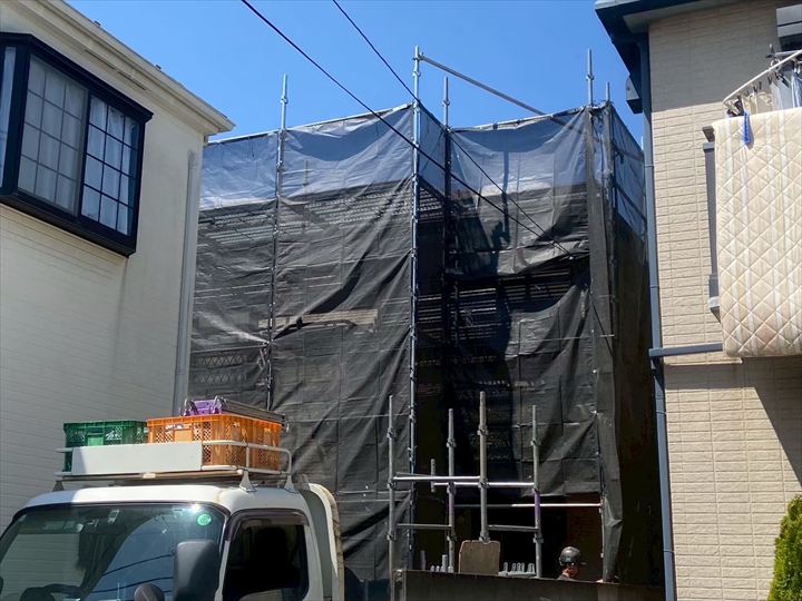 屋根は高所であり、勾配もあるため慣れていないととても危険です。職人が安全に作業できる環境を整えるために、まずはしっかりした足場が必要となります。足場があることで…作業中の落下事故を防止運搬資材を落とす危険の低減施工の精度向上近隣住宅への配慮（飛散防止シート）これらのメリットがあり、国の労働安全衛生法でも義務化されています。